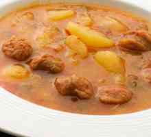 Тушкована картопля з копченими ковбасками