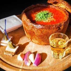 Борщ з лимоном в хлібі