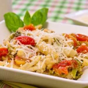 Куряче філе з макаронами, брокколі і овочами