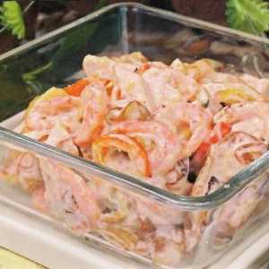 Салат з курячого філе з овочами