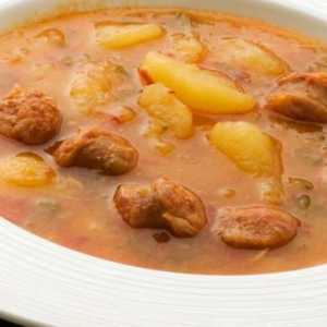 Тушкована картопля з копченими ковбасками